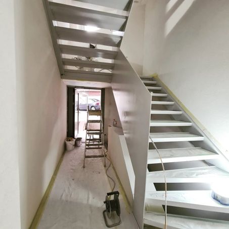 Treppe wird gestrichen, Arbeit der Manu's Malergeschäft AG